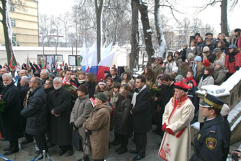 "Talent sprawił, żem na ten pomysł wpadł genialny, by Piastowiczów w kerezje ustroić, zharmonizować strój fenomenalny, z kt