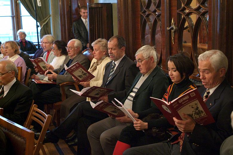 Młodzi artyści zachęcili uczestników spotkania do wspólnego śpiewu.