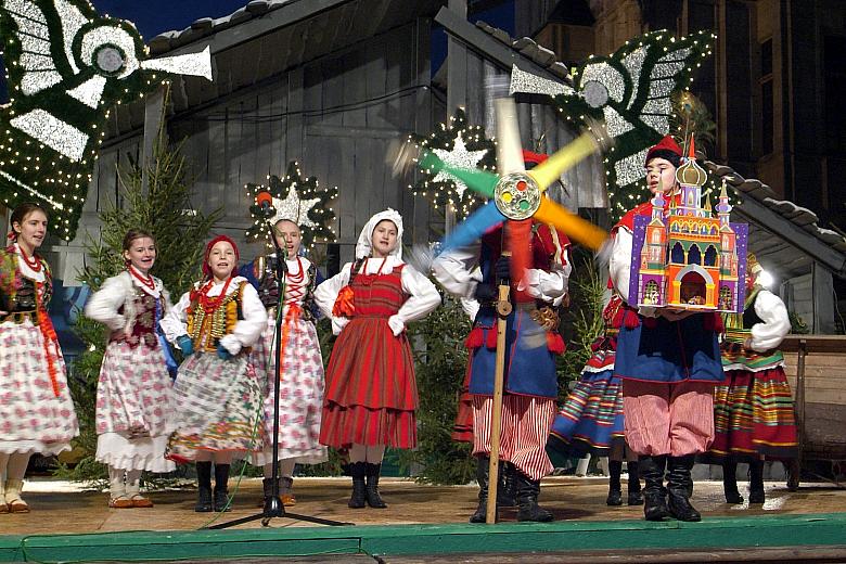 Na estradzie, ustawionej na Rynku Głównym u wylotu ulicy Brackiej, wystąpili młodzi artyści z Teatru Tańca "Dzieci Krakowa