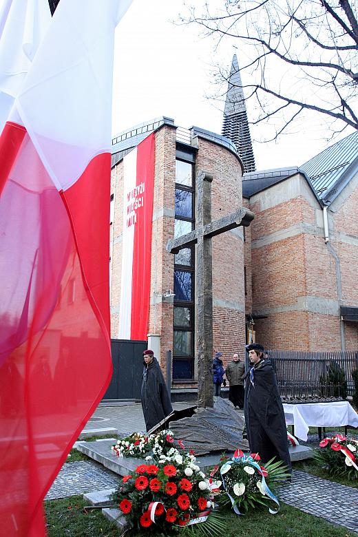 Zastąpił go krzyż brązowy, odlany według projektu znanego krakowskiego artysty profesora Stefana Dousy.