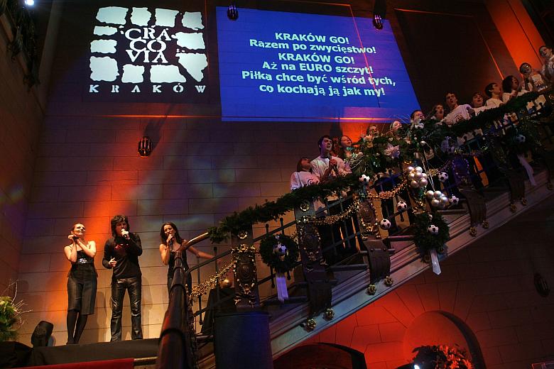 Przyszedł czas na kumulację uroczystości. Na schodach prowadzących do Sali Obrad pojawili się wykonawcy: Ewelina Flinta, Justyna