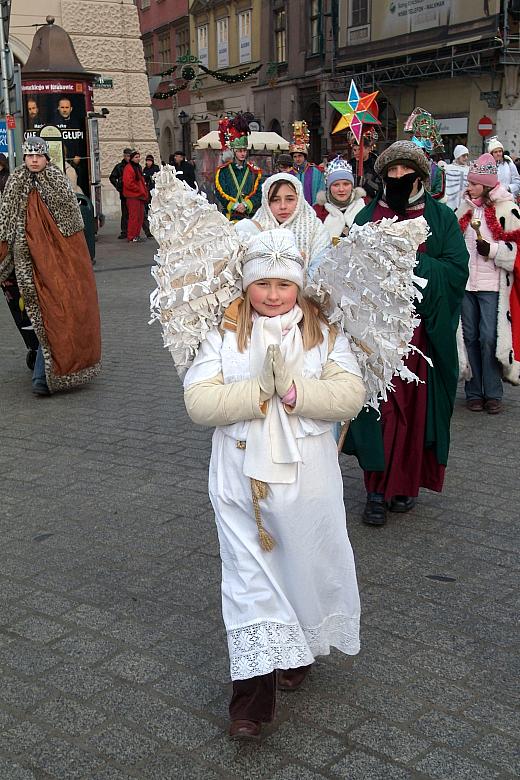 W pochodzie w brali udział kolędnicy w różnym wieku i rozmaicie przebrani. Nie brakło wdzięcznych aniołków i groźnych Herodów.