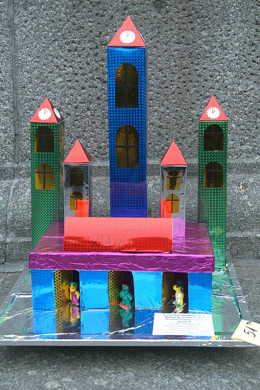 Szopkarska tradycja nie zaginie w Krakowie. Dowodem jej żywotności jest szopka na zdjęciu, dzieło trzech uczennic klasy IV.