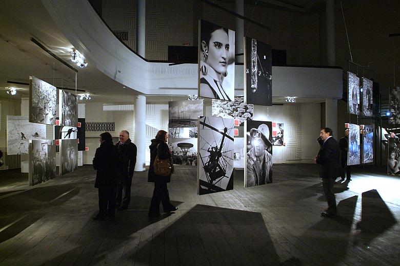 Na  wystawie zaprezentowano zdjęcia obrazujące dzieje Nowej Huty od czasów najdawniejszych...