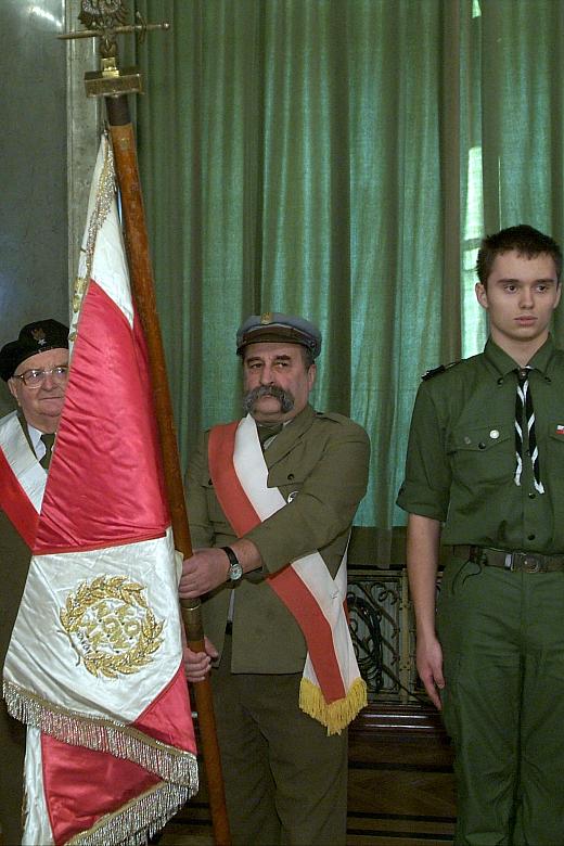 Sztafeta pokoleń - poczet sztandarowy organizacji kombatanckiej i harcerzy.