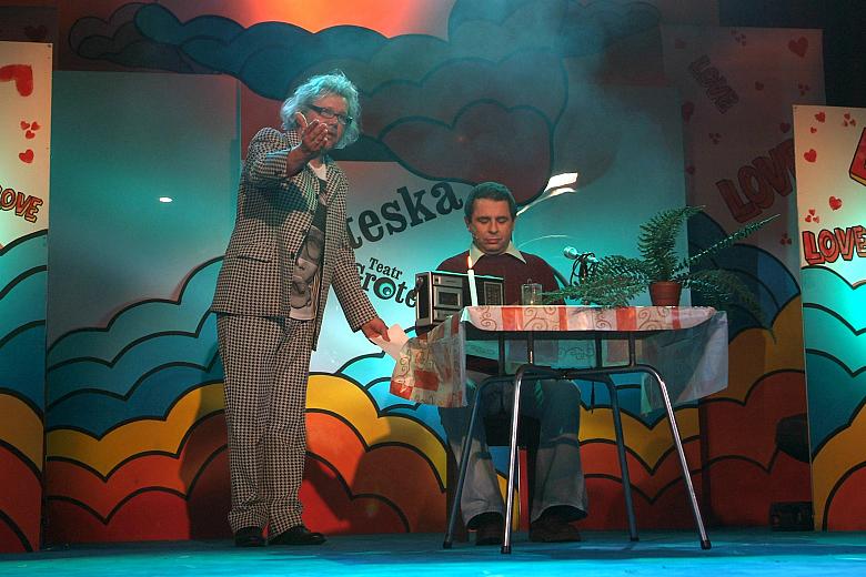 Bronisław Wildstein, Prezes Zarządu Telewizji Polskiej, zaprezentował "Alfabet" własnego autorstwa.  