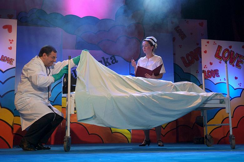 Senator Janusz Sepioł wcielił się w postać patologa sądowego i, posiłkując się tekstem Mariusza Parlickiego, dokonał oceny kondy