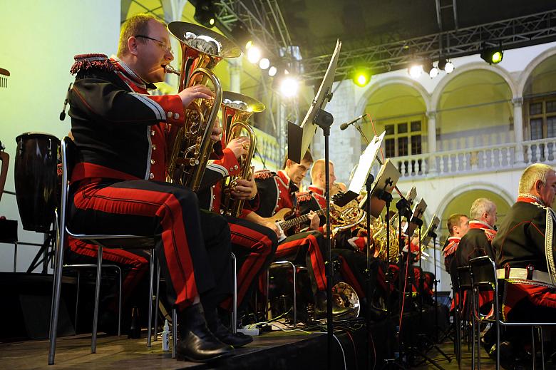 Otoczenie było renesansowe, mundury z początku XIX, a muzyka była zdolna porwać słuchaczy z początku XXI wieku.
