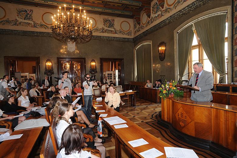 ...odbyła się młodzieżowa sesja. 
Prezydent Miasta Krakowa Jacek Majchrowski powitał młodych krakowian i wysłuchał ich interpel