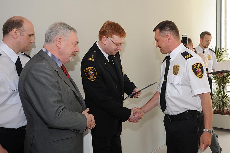 Gratulacje odbierał zdobywca III miejsca starszy strażnik Gaweł Gazdeczka z Oddziału Krowodrza, odpowiedzialny za rejon VI-2, cz