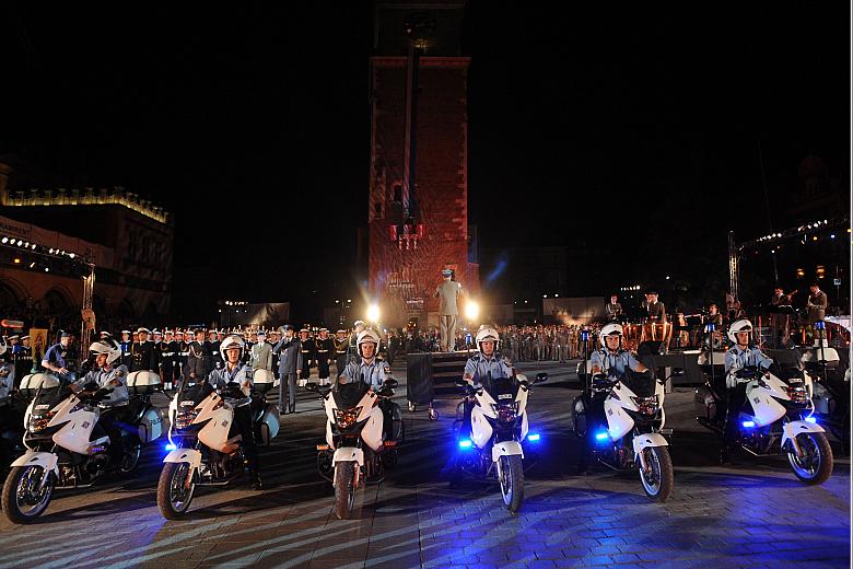 ..."Motorowa Asysta Honorowa Policji", czyli świetnie prezentujący się policjanci na motocyklach.