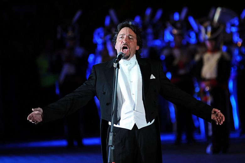 Wsród mnogości mundurów pojawił sie także solista w "cywilnym ancugu".