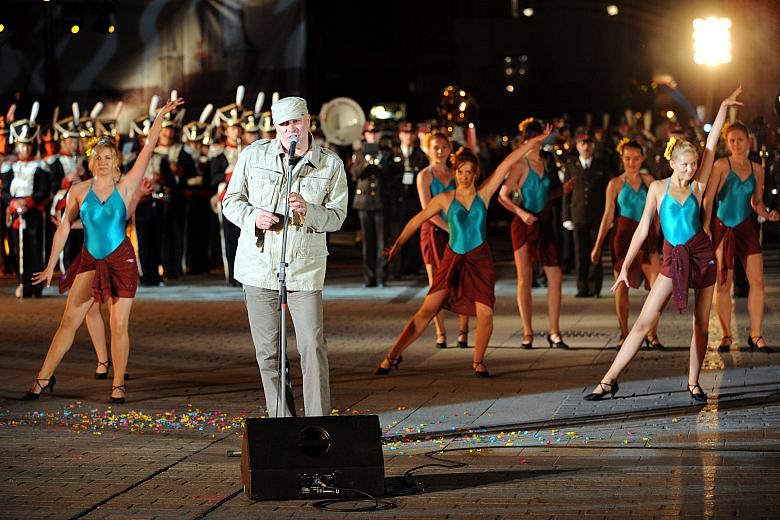 Ryszard Rynkowski wystąpił w polowym mundurze.