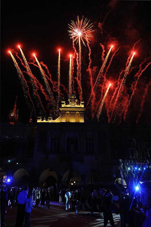 Koncert zakończył pokaz ogni sztucznych.