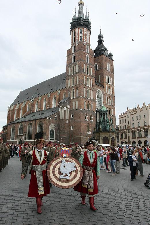 Po mszy świętej w bazylice Mariackiej krakowscy Bracia Kurkowi przeszli przez Rynek. 
W pochodzie niesiono tarczę królewską.