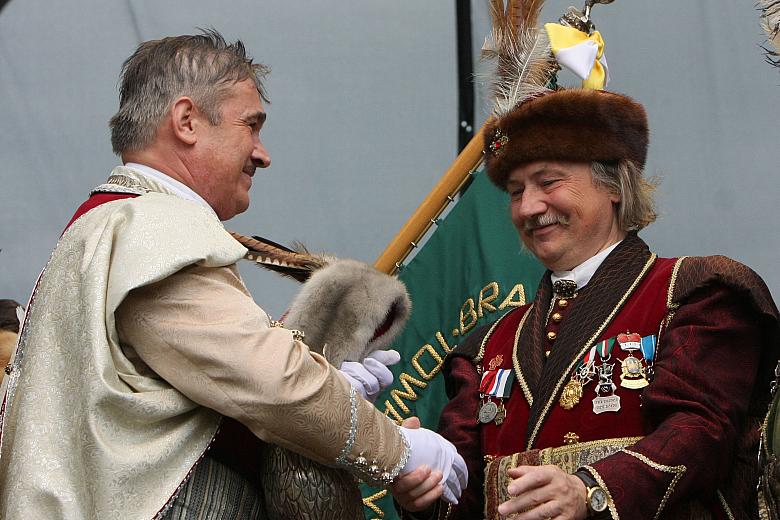 Ustępujący król "Jubileuszowy", czyli profesor Czesław Dźwigaj, złożył gratulacje swojemu następcy "Niezłomnemu