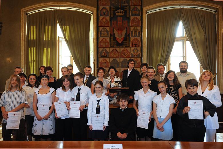 Na zakończenie uroczystości jej uczestnicy ustawili się do pamiątkowego zdjęcia. 
