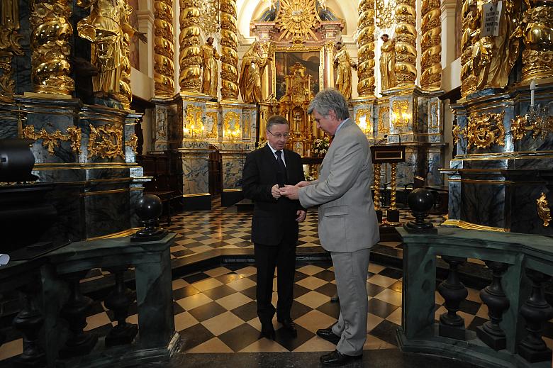 W położonym pod Wawelem barokowym kościele ojców bernardynów zastępca Prezydenta Miasta Krakowa Kazimierz Bujakowski wręczył nag