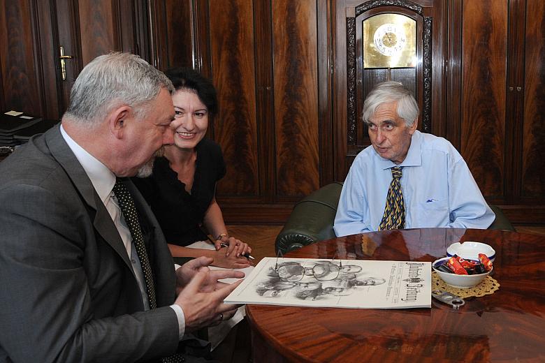 Książę Albert Saski jest wnukiem ostatniego króla Saksonii, Fryderyka Augusta III, mieszka na stałe w Monachium i jest wykładowc