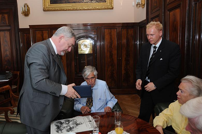 Spotkanie upłynęło w serdecznej atmosferze. Na zakończenie Prezydent wręczył księciu prezenty: symboliczne berełko oraz album o 