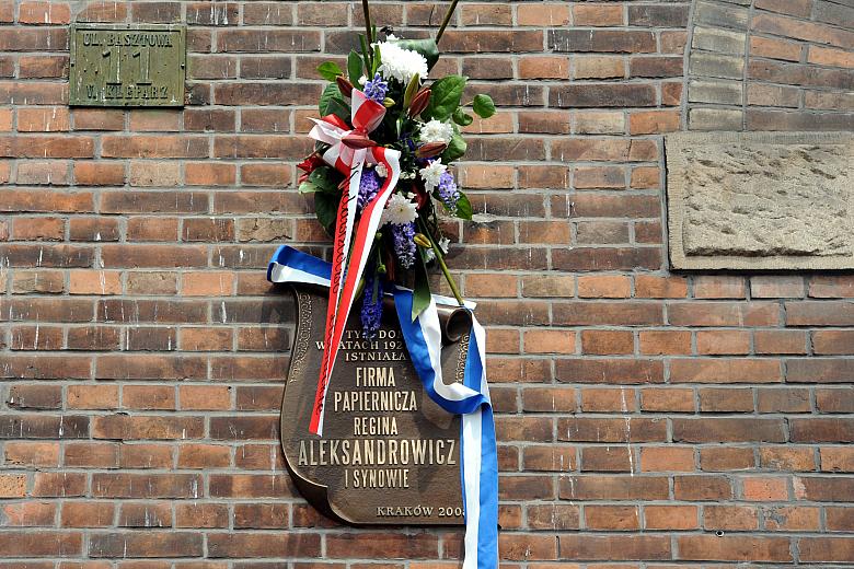 "W tym domu, w latach 1927-1939 istniała Firma Papiernicza Regina Aleksandrowicz i Synowie" - tej treści tablicę zawis