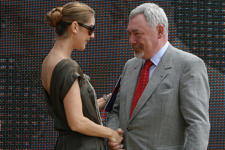 Kanadyjski gość przyjął gratulacje od Prezydenta Miasta Krakowa...