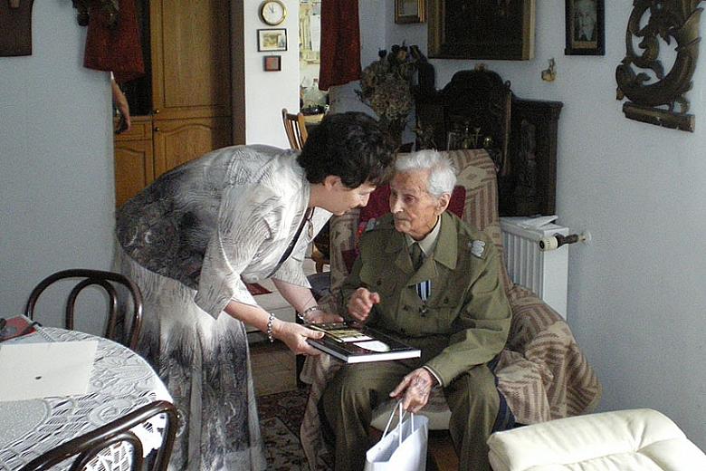 Generał urodził się w roku 1907. Z racji wieku nie mógł więc przybyć do Krakowa. 
Aby wręczyć akt nadania Honorowego Obywatelst