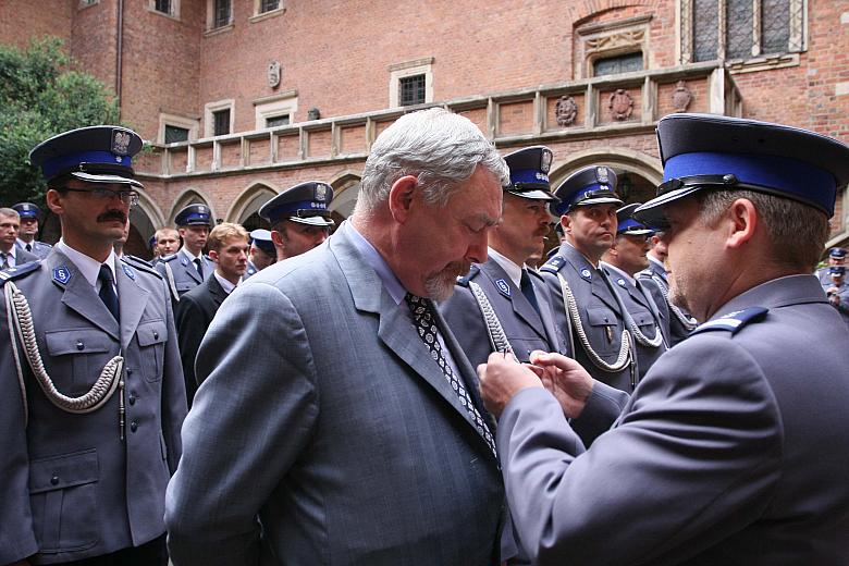 Wręczano resortowe odznaczenia - jedno z nich otrzymał Prezydent Miasta Krakowa Jacek Majchrowski - oraz...