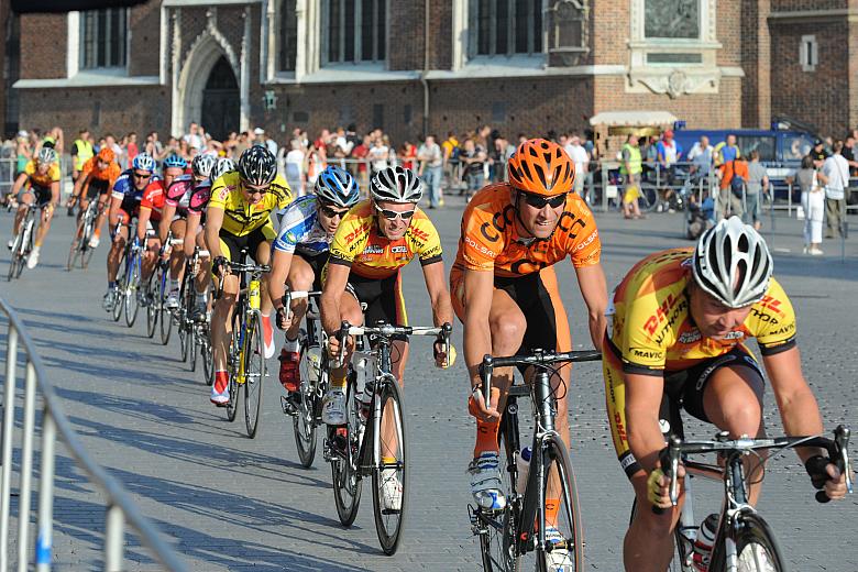 W cieniu kościoła Mariackiego i wieży Ratuszowej odbyło się kolarskie kryterium o "Złoty Pierścień Krakowa". 