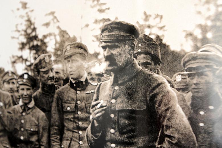 Jest to zupełnie zrozumiałe. 
Zdjęcia przedstawiają ważne wydarzenia i postacie.
Na fotografii Komendant Józef Piłsudski, któr