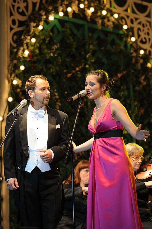 ...towarzyszyła solistom: Grażynie Brodzińskiej, Joannie Jakubas oraz Arnoldowi Rutkowskiemu.