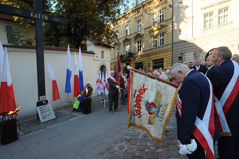 Sztandary pochyliły się przed Krzyżem symbolizującym walkę Polaków o wolność i niezawisłość.