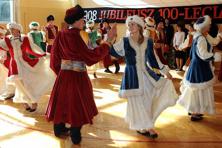 Ciekawy program artystyczny przygotowali wspólnie nauczyciele i uczniowie.