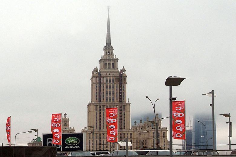 ... wielkie gmachy w socrealistycznym stylu.