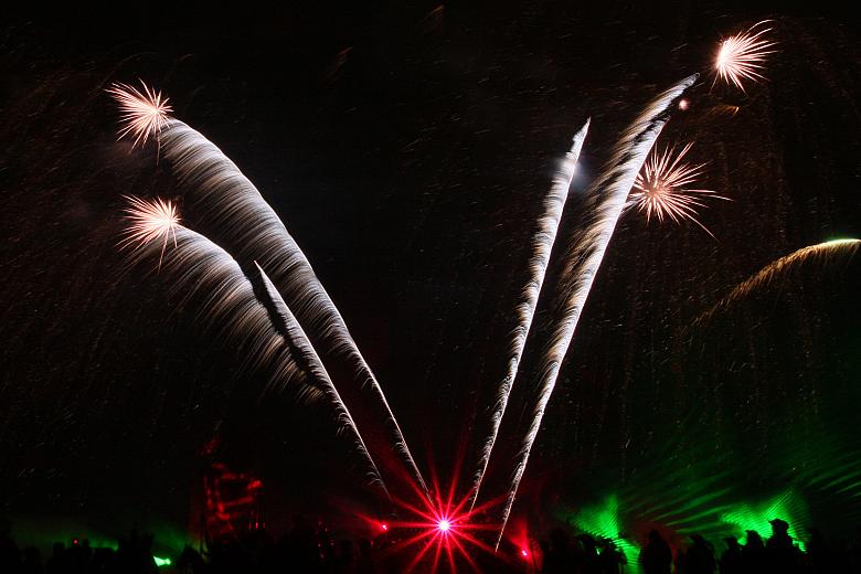 Rozbłysły ostatnie ognie i bitwa rozgorzała na nowo.