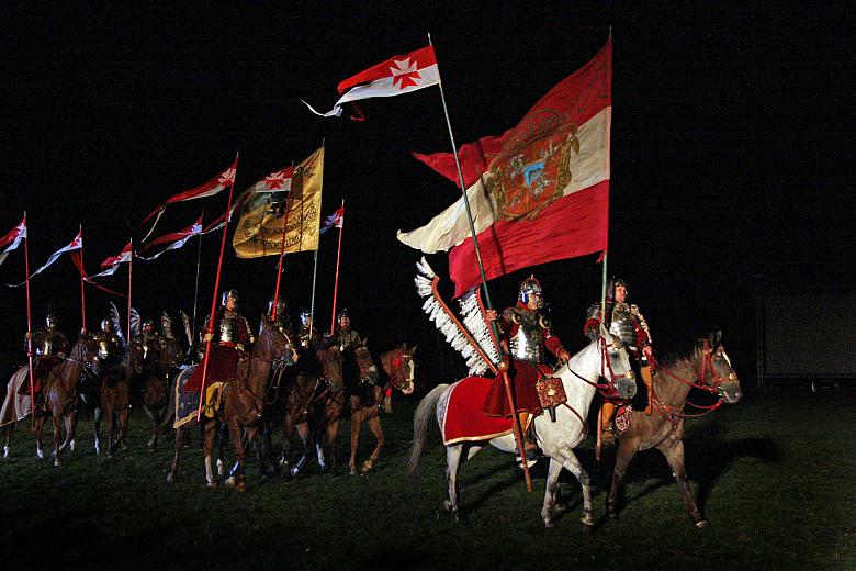 ...podobnie jak i polska husaria.