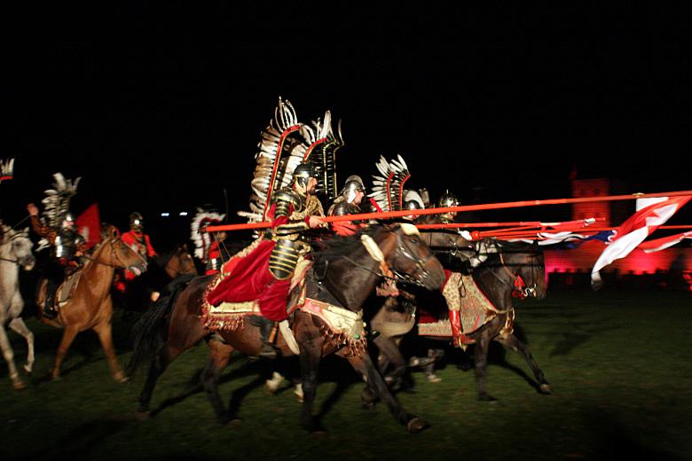 ...pochylone kopie groziły Turkom...