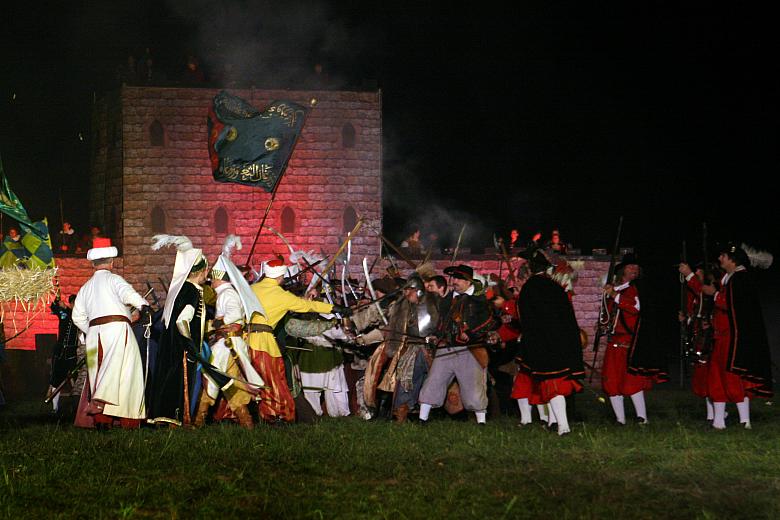 Pod murami trwała zażarta walka.