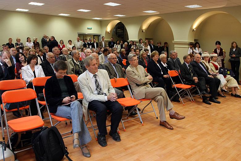 W sali zgromadzili się liczni goście...