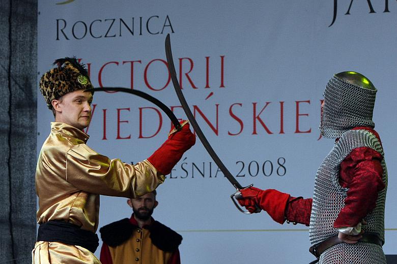 ... oraz szermierze, którzy prezentowali stroje i styl walki z czasów Jana III Sobieskiego.