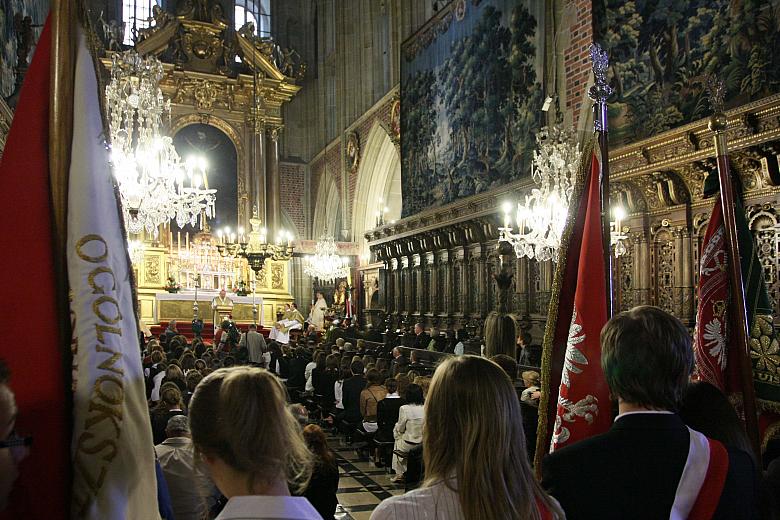 We mszy świętej uczestniczyła młodzież...