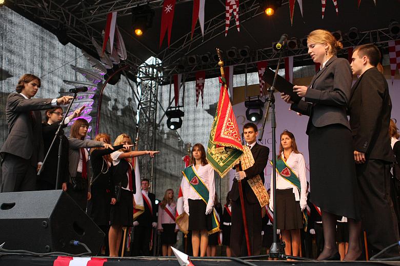 ...uczniowie klas pierwszych złożyli ślubowanie 