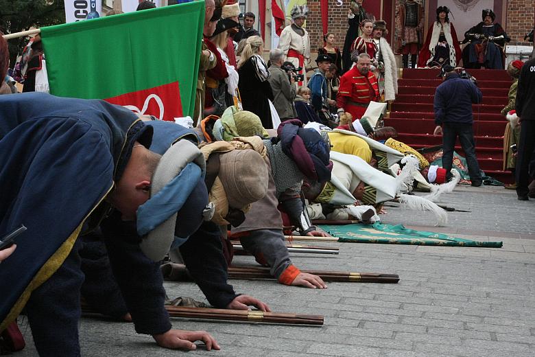 Jeńcy tureccy uderzyli w pokorę. Polski monarcha okazał im łaskę tak wielką, iż wielu z nich postanowiło nie wracać do Turcji le