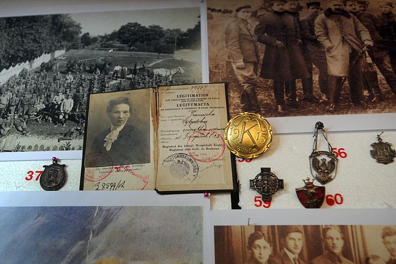 ... oraz odznak, wśród których znalazła się między innymi odznaka oraz oryginalna legitymacja uprawniające do pozostania w zagro