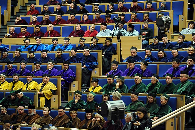 Przemówienia rektora wysłuchali krakowscy uczeni...