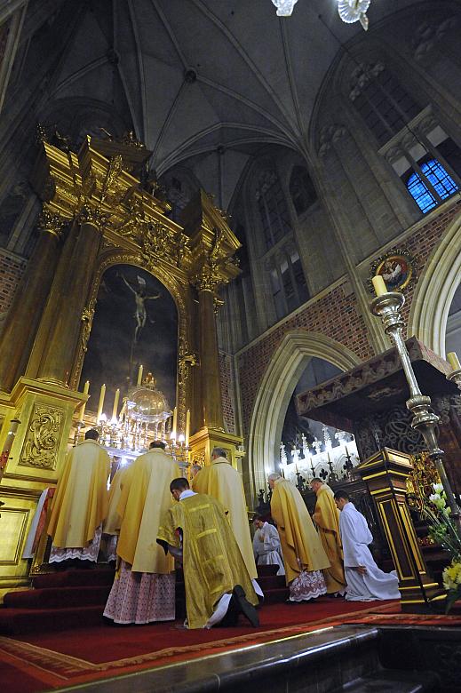 Dzwon chwali Boga, opłakuje umarłych i woła żywych. 
Tego dnia Zygmunt przypomniał o wydarzeniu sprzed trzydziestu lat, kiedy t