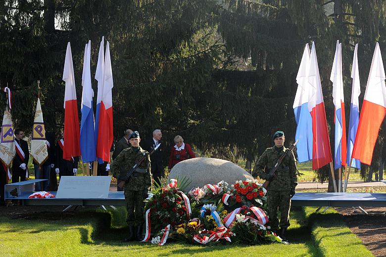 Przed pomnikiem urósł stos wieńców i wiązanek.