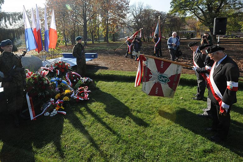 Hołd oddali także Sybiracy.
Pochylił się sztandar krakowskiego oddziału Związku Sybiraków.