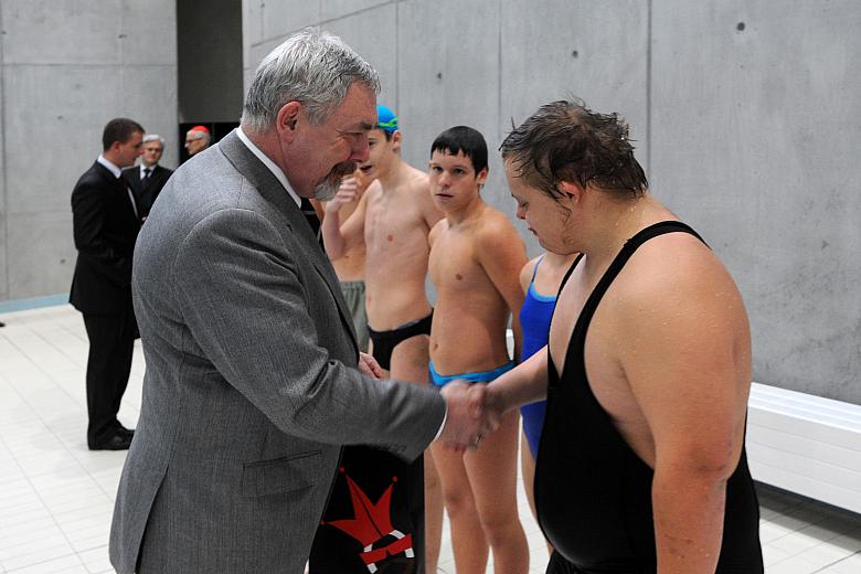 Następnie odbyły się zawody pływackie. Prezydent dał sygnał do startu...