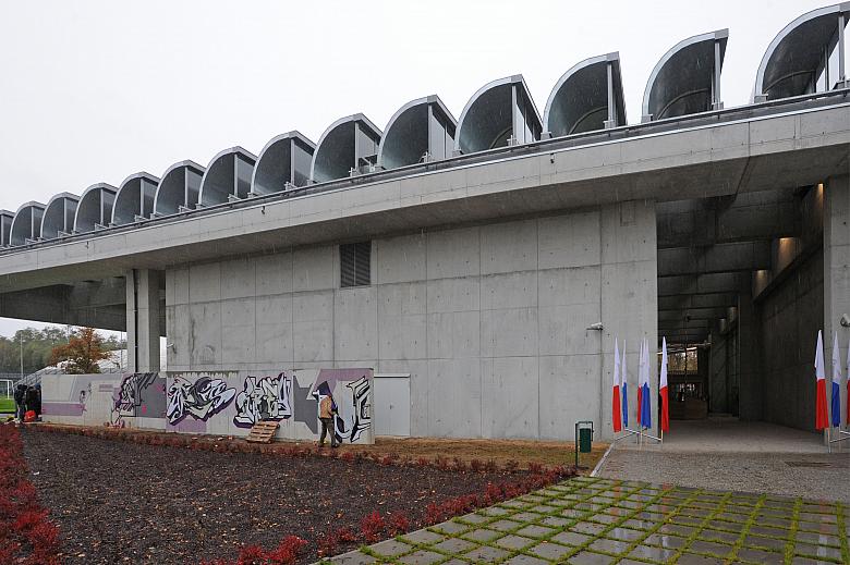 Autorem projektu był znany krakowski architekt Wojciech Obtułowicz. Prace prowadziła firma Chemobudowa Kraków S.A.
